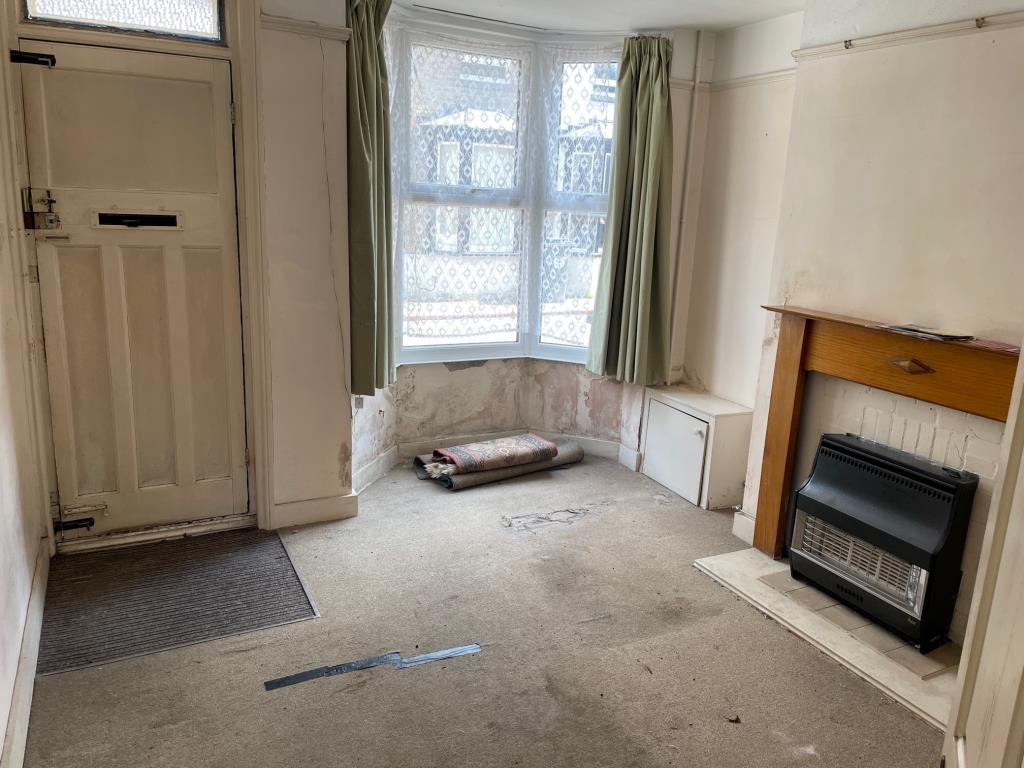 Lot: 107 - MID-TERRACE HOUSE FOR IMPROVEMENT - Living Room